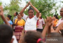 Photo of Dedikasi 36 Tahun Berbuah Status PPPK, Guru PAUD Asnat Tegaskan Pendidikan Dasar Bentuk Karakter Unggul