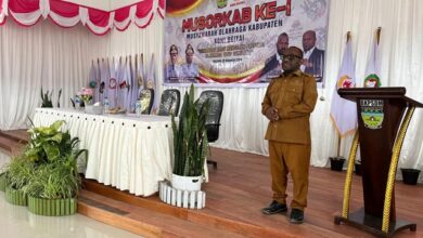 Photo of Bupati Melkianus Mote: Pembinaan Cabor Unggulan dan Dukungan Hanya untuk Organisasi Olahraga Aktif di Deiyai