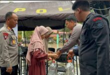 Photo of Brimob Riau Salurkan Sembako dan Air Bersih untuk Warga Sumatra Barat