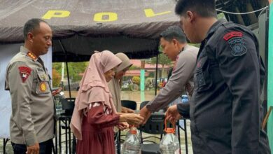 Photo of Brimob Riau Salurkan Sembako dan Air Bersih untuk Warga Sumatra Barat