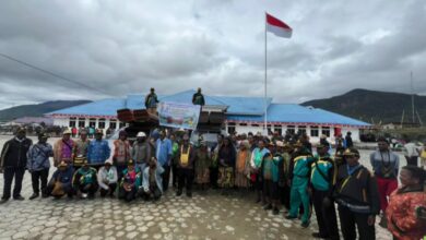 Photo of Perkuat Ekonomi Pesisir, Bupati Deiyai Melkianus Mote Serahkan 100 Unit Perahu kepada Nelayan