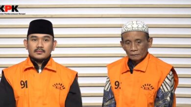 Photo of Didakwa Terima Suap Rp12,4 Miliar, Bupati Bekasi dan Ayahnya Mulai Disidangkan