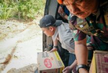 Photo of Viral! Beras Berserakan, Warga Protes Aksi Lempar Bantuan Beras Bobby Nasution dari Helikopter