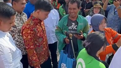 Photo of Gibran Blusukan Natal ke Stasiun Tawang, Ojol Bertongkat Jadi Perhatian