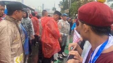 Photo of Demo “Prabowo-Gibran Gagal Total” Pecah di DPR, Mahasiswa Sempat Bentrok dengan Polisi