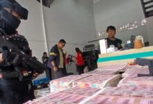 Photo of Terbongkar! 360 Ribu Lembar Uang Palsu Rp100 Ribu Dicetak di Tangsel, Sasarannya Bank