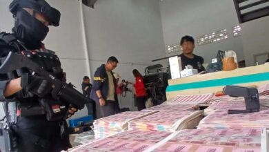 Photo of Terbongkar! 360 Ribu Lembar Uang Palsu Rp100 Ribu Dicetak di Tangsel, Sasarannya Bank